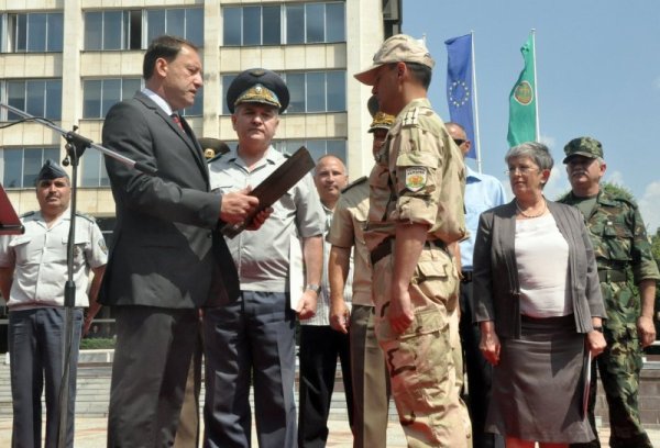 Знамето на Стара Загора, носител на духа на бойната слава на града, ще отпътува за Афганистан заедно с бойците от 15-рота. То беше връчено от зам.-кмета на Стара Загора Иванка Сотирова на националния командир на контингента подполк.Тихомир Димчев. Това стана по време на тържествената церемония по изпращането на контингента, която беше в центъра на града. Министърът на отбраната Ангел Найденов подари икона на &bdquo;Свети Георги Победоносец&quot; на подполковник Тихомир Димчев. Снимка: БТА