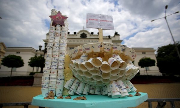 Протестиращи са направили макет на Паметника на Бузлуджа от хартиени чашки от кафе пред Народното събрание по време на сутрешния протест днес. Снимка: БТА