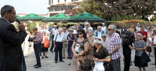 Други пък протестираха в подкрепа на правителството. Снимка: БТА