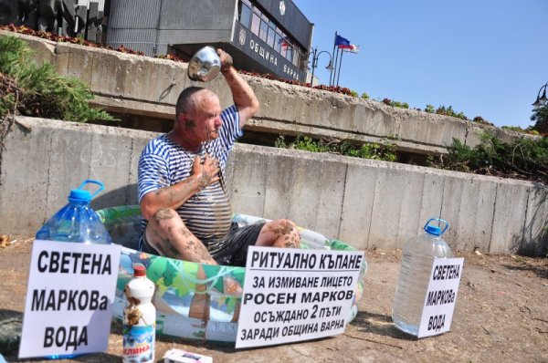 Председателят на Партията на българските мъже Росен Марков направи протест с ритуално &bdquo;измиване на името си&ldquo;, като отми кал от тялото си пред сградата на Община Варна. Снимка: БТА