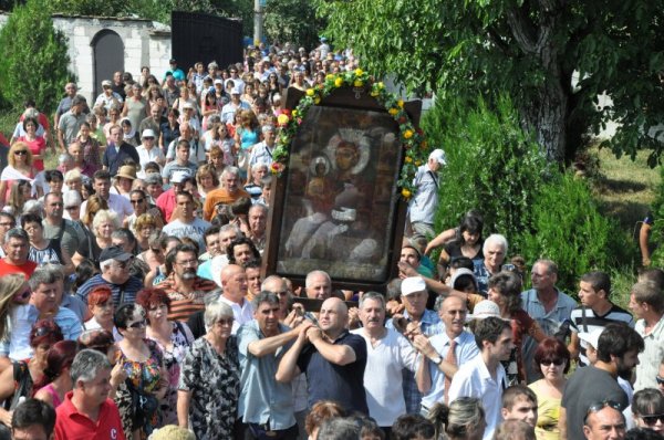 Патриарх Неофит благослови и благодари на всички, дошли да се поклонят пред чудотворната икона на Света Богородица Троеручица в Троянския манастир. След като негово светейшество отслужи света литургия в храма на манастира, с литийно шествие чудотворната икона бе пренесена в местността &quot;Могилата&quot;, където е станало първото чудо, прославило иконата. Снимка: БТА
&nbsp;