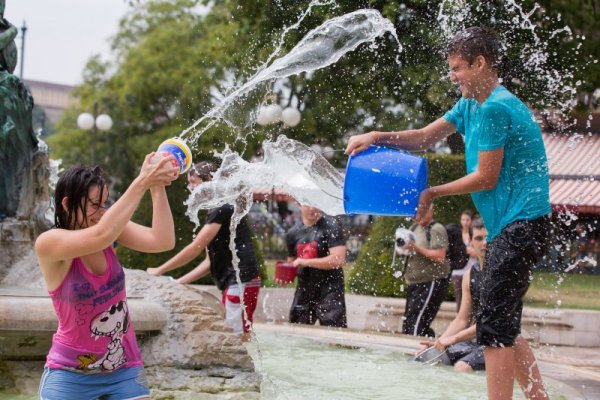 Младежи се пръскат с вода във фонтан в центъра на унгарската столица Будапеща. Снимка: БТА