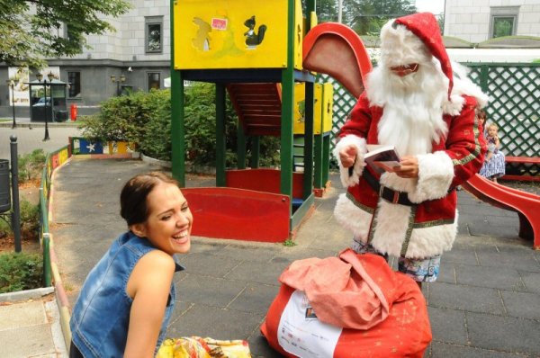 Дядо Коледа в летен костюм с къси панталони и джапанки подаряваше книги на хората, излезли на разходка през уикенда. Оказа се, че посещението на добрия старец по необичайното време е  част от кампания за насърчаване на споделянето на книги на The Mall. Снимка: Булфото