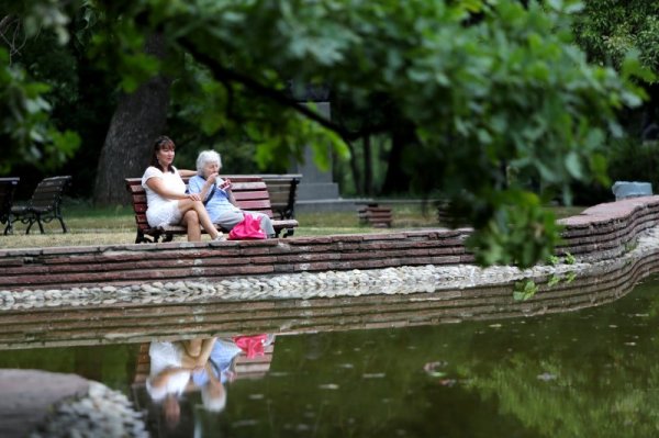 Жени се любуват на красивата гледка в Борисовата градина. Снимка: БТА