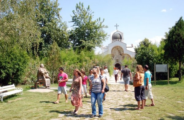 Стотици хора от страната и чужбина посещават ежедневно храма &quot;Света Петка Българска&quot; в м. Рупите край Петрич, изграден по идея и с дарения на петричката пророчица Ванга. Снимка: БТА
&nbsp;