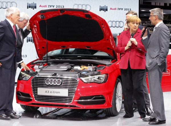 Германският канцлер Ангела Меркел се запознава с новия модел на Audi A3 e-tron по време на 65-то издание на автосалона във Франкфурт. Снимка: БТА