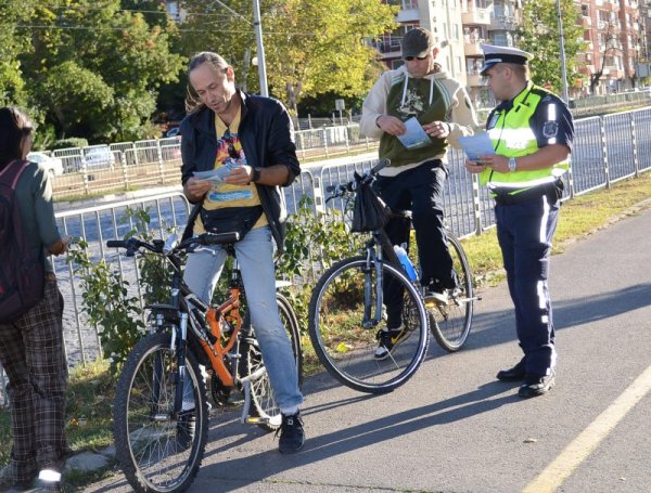 Акция &quot;Безопасно с колело&quot; се проведе в столицата. Инициативата е част от Европейската седмица на мобилността - проект, който се реализира по Програма Европа на Столична община и в подкрепа кандидатурата на София за Европейска столица на културата 2019. Участие взеха служители на &bdquo;Пътна полиция&rdquo;, доброволци от сдружение &quot;Велоеволюция+ и отдел &quot;Превенция&quot; на МВР, които раздаваха информационни брошури и разясняваха правилата за безопасно поведение на велосипедистите на пътя. Снимка: Булфото
&nbsp;