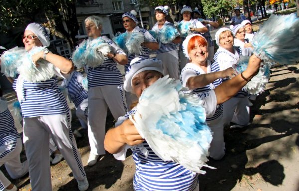 Хепънинг под надслов &quot;Мост между поколенията&quot; беше организиран от асоциация &quot;Да съхраним жената&quot; във Варна. Той протече с арт-изложба и практически работилници, както и дефиле на няколко пенсионерски групи за здраве. Снимка: Impact Press Group