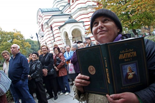 Миряни са се наредили на опашка за курбан за здраве след божествената света литургия отслужена в православния храм Св. Петка във Варна по случай празника на църквата. Народът отбелязва Петковден като начало на зимните празници - правят се оброчни курбани и сборове. Св. Петка покровителства брака и плодовитостта. В народните легенди светицата се смесва и с духа - покровител на къщата и семейството.  Снимка: Impact Press Group