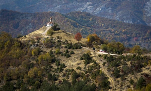 Параклисът &quot;Възкресение Господне&quot; в село Борово се извисява величествено сред прекрасните есенни багри в Родопите. Снимка: БТА