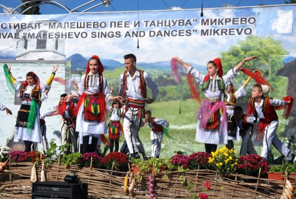 В село Микрево, община Струмяни, започна международният фестивал &quot;Малешево пее и танцува&quot;. Над 300 групи с около 3000 изпълнители от страната и чужбина ще се изявяват три дни на откритата сцена в селото. Снимка: БТА