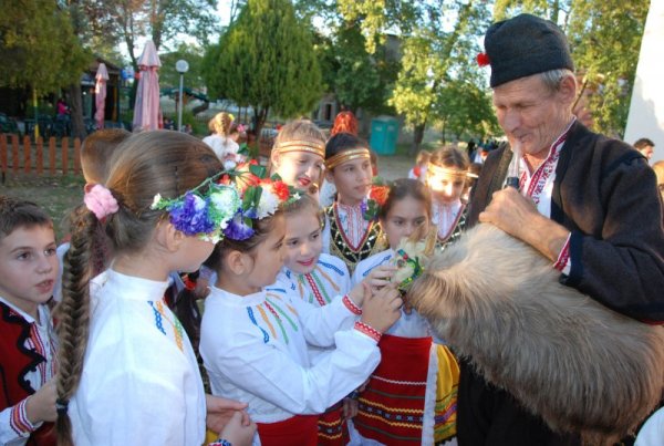 С гала-концерт &quot;Надпей ме, надиграй ме!&quot; завърши десетият международен фолклорен фестивал &quot;Малешево пее и танцува&quot; в село Микрево, община Струмяни. Близо 3000 участници от 47 общини и 19 области на България, както и 17 чуждестранни ансамбли от Македония, Албания, Сърбия, Турция, Полша, Украйна, Молдова, взеха участие във фестивара. Снимка: БТА