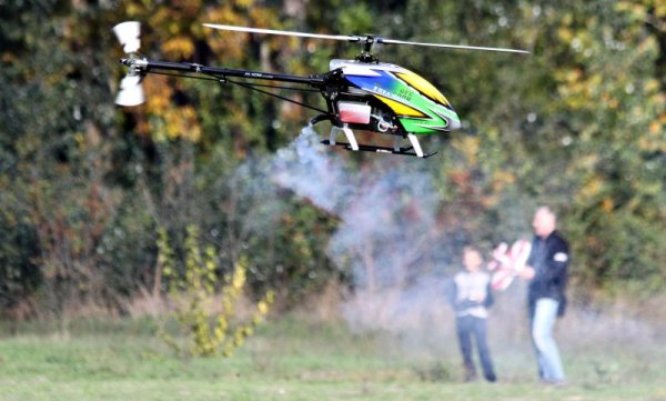 Любители на авиомоделизма и автомобилизма се забавляват край Варна, като пускат във въздуха и по земята радиоуправляеми макети на самолети, хеликоптери и бъгита, оборудвани с електродвигатели и двутактови мотори с вътрешно горене . Подобно хоби е изключително скъпо - цената на един такъв летящ макет започва от 1500 лв и може да достигне до 3500 лв. Снимка: Impact Press Group