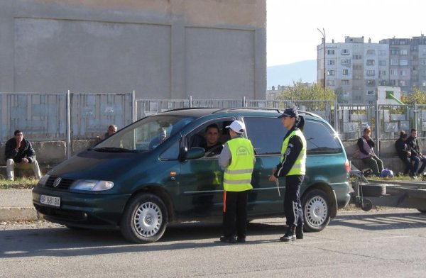 Деца от Монтана потрулираха заедно със служители на КАТ по улиците на града и раздаваха листовки на шофьорите по повод днешния световен ден без автомобили. В листовките се напомня на водачите да карат внимателно и трезви, да пазят децата на пътя и по-често да се движат с велосипед. Снимка: БТА