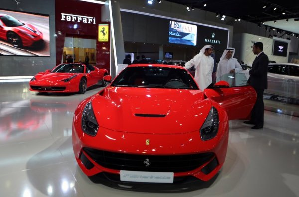 Шейхове разглеждат Ferrari F12 по време на автоизложението в Дубай. Снимка: БТА