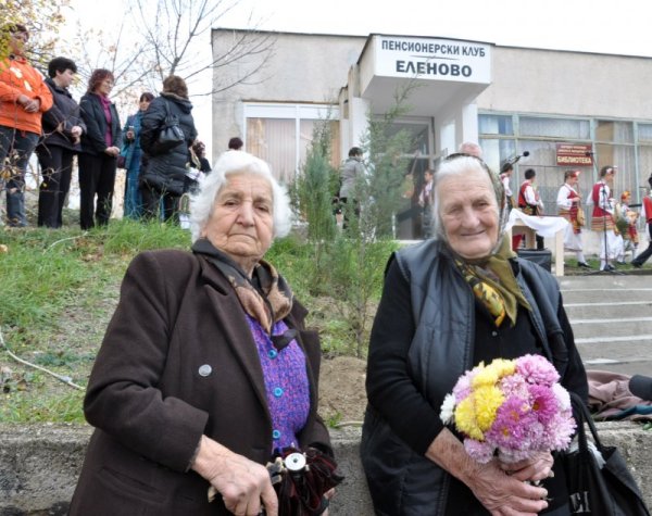 В Деня на християнското семейство отвори врати първият Клуб на пенсионера в един от най-големите благоевградски квартали - &quot;Еленово&quot;. Отец Кирил отслужи тържествен църковен водосвет, а кметът на община Благоевград Атанас Камбитов подари икона на Света Богородица с Младенеца. Снимка: БТА