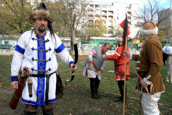 Сдружението за възстановяване и съхраняване на българските традиции &quot;Авитохол&quot; показа пред учениците от училище &quot;Найден Геров&quot; във Варна обичаите, въоръжението, облеклото и бойните умения на прабългарските войни. Снимка: БТА