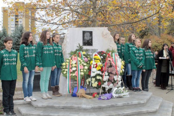 Паметник на ген. Казимир Ернрот - един от освободителите на Търговище от турско робство, бе открит днес в града. На церемонията по откриването присъстваха посланикът на Финландия у нас Харри Салми, генералният консул на Руската федерация в Русе Владимир Климанов, почетният консул на Кралство Швеция у нас Константин Дараданов и много граждани. Снимка: БТА