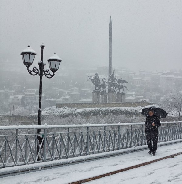 В Търново приказката е зимна и бяла. Снимка: БТА