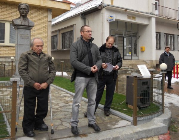 Демократичният съюз на българите в Босилеград организира възпоменателен митинг пред паметника на Левски в града по повод на 94 години от подписването на Ньойския договор. Снимка: БТА