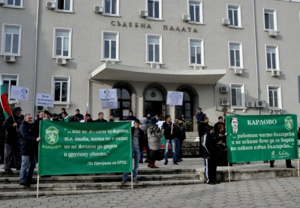 В Стара Загора се проведе протестен митинг пред сградата на Съдебната палата по повод исканията на Главното мюфтийство да превърне Музея на религиите - &quot;Ески джамия&quot; в действащ мюсюлмански храм. На протеста присъстваха кметовете на Стара Загора Живко Тодоров и на Карлово Емил Кабаиванов. Снимка: БТА