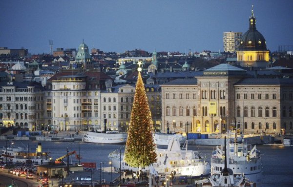 36-метрова елха грейна с официална церемония в центъра на Стокхолм, Швеция. Снимка: Reuters