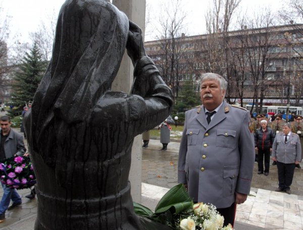 ВМА отбелязва своята 122-годишнина с поредица от празнични събития. Началникът на болницата генерал-майор Стоян Тонев поднесе цветя пред Паметника на загиналите медици. Снимка: БТА