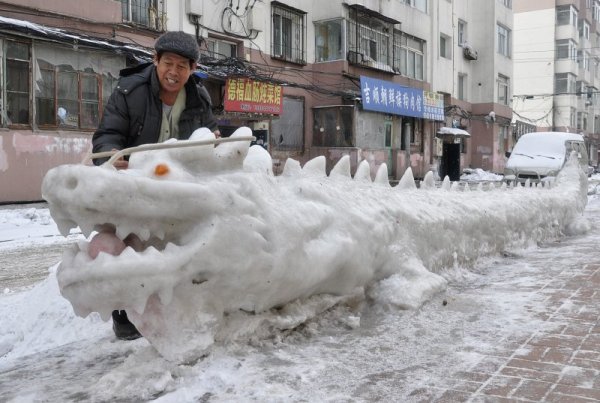 Китаец сътвори огромен дракон от сняг на улица в град Дзилин. Снимка: Reuters