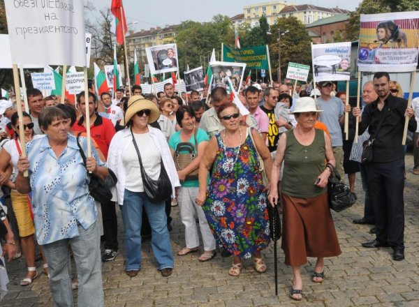 Контрапротестиращите поискаха и оставката на Росен Плевнелиев, след като държавният глава свали доверието си от правителството. Снимка: Булфото