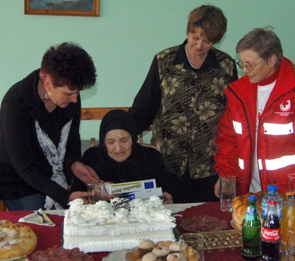 Баба Василка Гогова от хасковското село Златоустово отпразнува 100-годишния си юбилей, заобиколена от деца, внуци и правнуци. Снимка: БТА