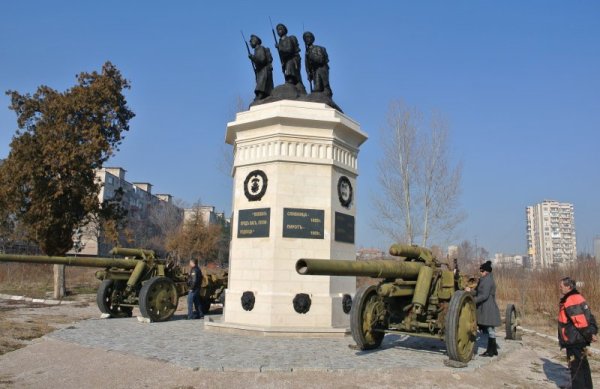 Край паметника на загиналите в Балканските войни в Хасково, който бе реставриран по повод 100 годишнината от славната епопея, днес монтираха 105-милиметрово оръдие &quot;Круп&quot; и 150-милиметрова гаубица, с каквито е била въоръжена българската армия през войните. Снимка: БТА
&nbsp;