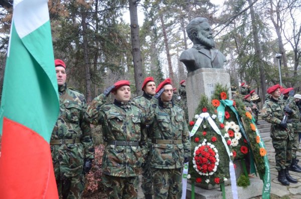 В Стара Загора се състоя общоградски ритуал за поднасянето на венци и цветя пред паметниците на Христо Ботев и Хаджи Димитър в парк &quot;Метрополит Методий Кусев&quot;. На днешния ден се навършват 166 години от рождението на поета - революционер Христо Ботев. Снимка: БТА