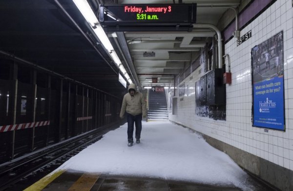 Снегът е превзел и метрото в Ню Йорк. Снимка: Reuters