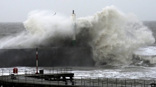 Вълни се разбиват на пристанището на град Ейбъристуит, Уелс. Снимка: Reuters