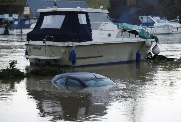 Лодка плува до паркирана кола в Анлия. Снимка: Reuters