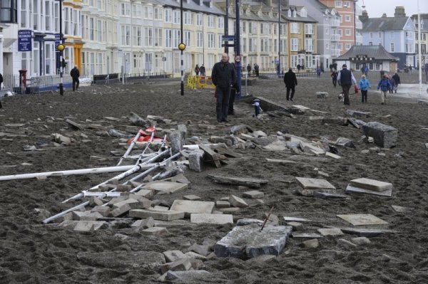 Бурята нанесе сериозни щети в град Ейбъристуит, Уелс. Снимка: Reuters