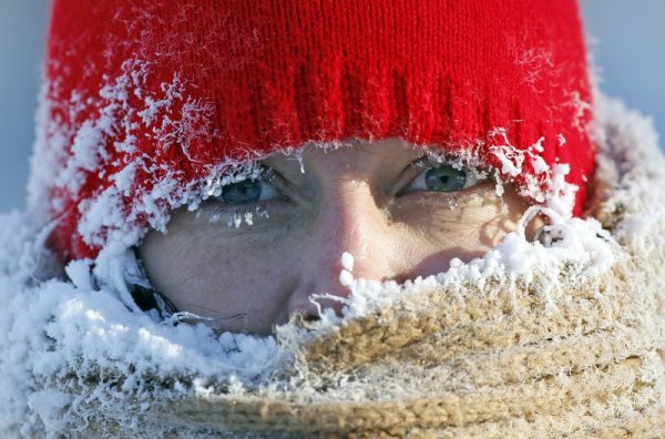 Скреж е покрил лицето на американка, която се разхожда по улица на американския град Минеаполис. Рекордните студове, които сковаха САЩ и Канада, засегнаха над 200 млн. души. Снимка: Reuters