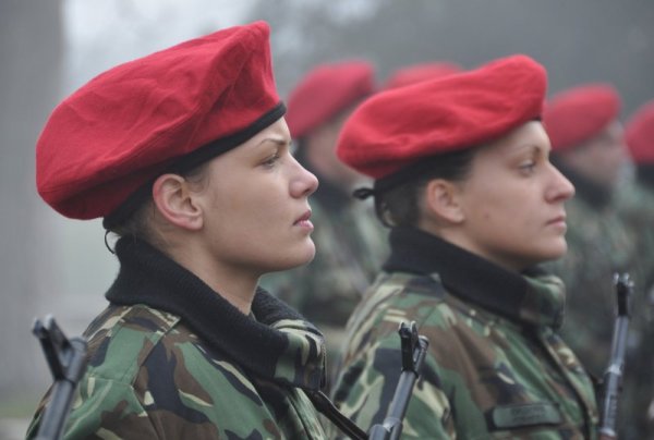 Тържествена военна клетва положиха днес новоприетите военнослужещи 14 мъже и 6 жени от Хасковския военен гарнизон. Снимка: БТА