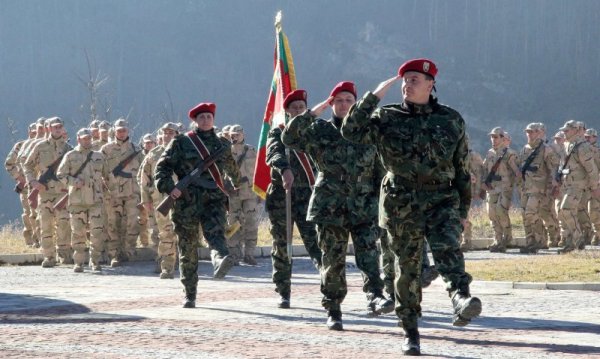 Пред храм &quot; Свети Висарион Смоленски &quot;в Смолян тържествено бе изпратен контингент от ВФ 28330 на мисия в Афганистан.  Снимка: БТА