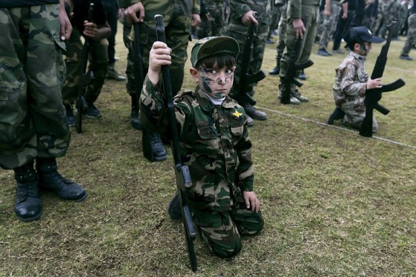 Млади палестинчета завършват военното си обучение на специална церемония в град Газа. Снимка: БТА