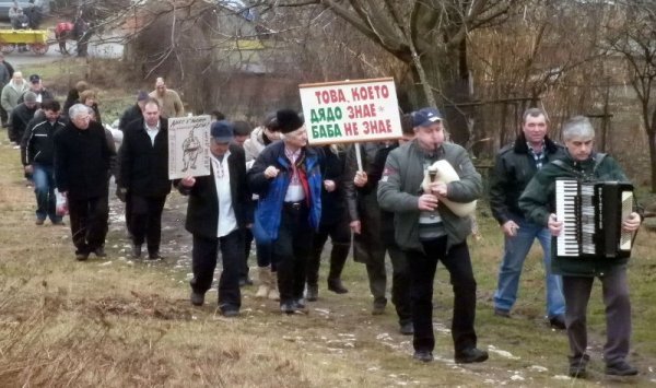 Идеята за Дядовден принадлежи на двама жители на селото - дядо Дамян Хаджийски и дядо Йовчо Стефанов. Традицията е свързана с наричания за здраве и плодородие. Снимка: БТА