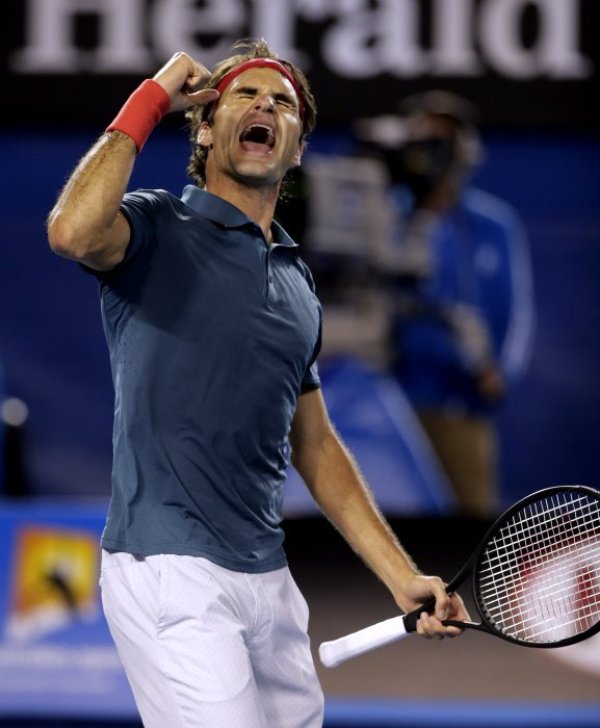 Роджер Федерер празнува победата си над Анди Мъри в мач от &frac14; финалите от Australian Open. Снимка: БТА