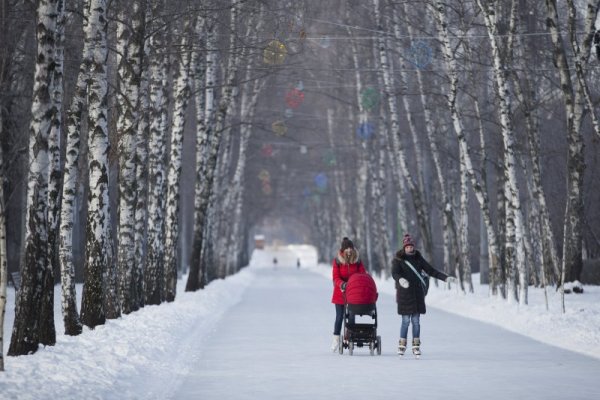 Рускини карат кънки в алея на парк Соколники в Москва. Температурата в руската столица падна до минус 15 градуса. Снимка: БТА