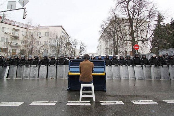 Музиката укротява страстите. Мъж свири на пиано в Киев, Украйна. Снимка: Andrew Meakovski