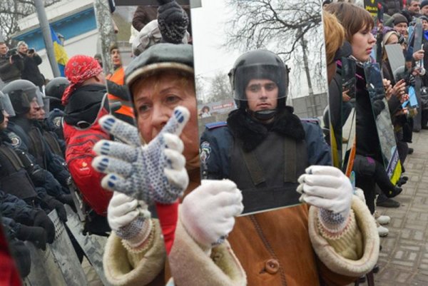 Демонстранти от първа линия на протест с огледала в Киев. Снимка: Kostyantyn Chernichkin