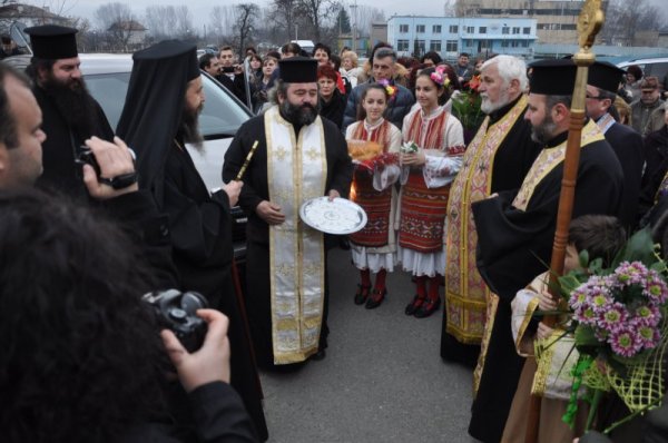 Неврокопската епархия посрещна тази сутрин своя нов митрополит. Точно в 8.30 часа Негово високопреосвещество Неврокопският митрополит Серафим стъпи за първи път като владика в епархията на площада в село Бараково пред храма &quot;Успение Богородично&quot;. Снимка: БТА