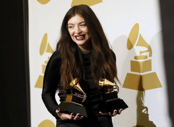 Новозенландката Lorde позира с две грамофончета - за най-добра песен и поп изпълнение. Снимка: Reuters