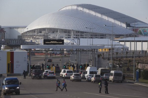 Полицията охранява засилено входа на Олимпийския парк в Сочи. До откриването на зимните олимпийски игри в руския град остават точно 10 дни. Снимка: БТА