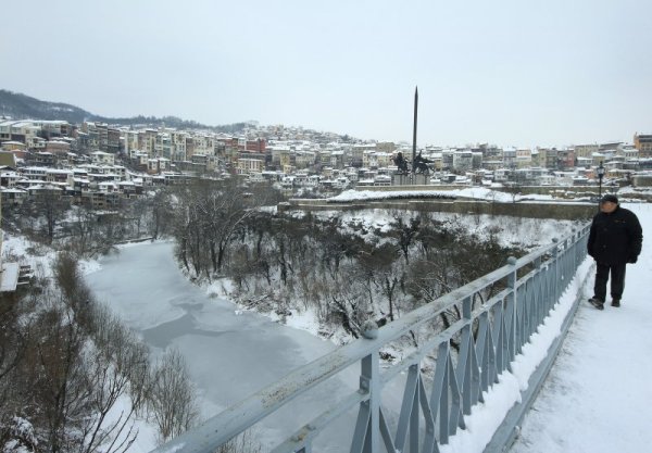 Река Янтра замръзна за първи път през тази зима във Велико Търново. Измерените температури тази сутрин бяха минус 13 градуса. Снимка: БТА