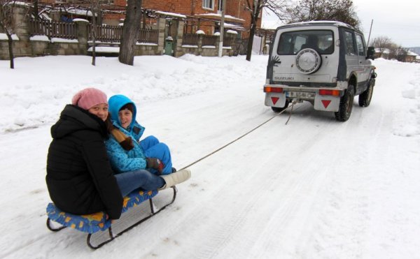 Обстановката в селото е почти бедстваща, след като в населеното място почистваща техника е минала само по главната улица. Снимка: Impact Press Group